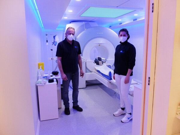 Stefan-Gail-und-medizinische-Assistentin-vor-Magnetresonanztomograph-MR4 | © mobiheat GmbH